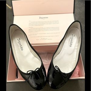 Beautiful black patent ballet flat worn less than 5 times. Very good condition.